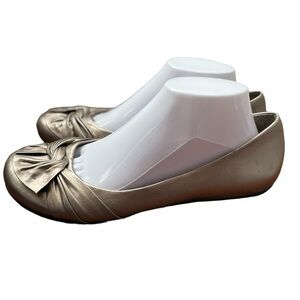 Baretraps Namgelina Women’s Size 9.5M Gold Leather Flats Slip On Bow Ruching